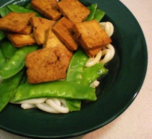 Tofu, petit pois et nouilles udon