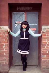 La blogueuse de Kastle avec la robe classique de la boutique Onze